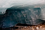 26.8.2007 Silvrettagletscher - Blau-weie Eisstreifen.<br />- Kleine Seen, wie hingestreut, berraschen und begleiten auf dem letzten Wegabschnitt zum Gletscher.<br />- Ein Glucksen, Tropfen und viele weitere unheimliche Gerusche dringen hier aus dem Innern. Das Eis zog sich in Bodennhe mehr und mehr zurck und schuf so eine geschtzte ffnung, endend an dieser traumhaft schnen Wand. Alles ist in blau-grau-weien Schichtungen in einem fast makellosen Glanz gehalten! Immer im Runden lassend, verdrngt der Sommer in einer unmerklich langsamen Endgltigkeit alles, was einst gefroren. Im hinteren Grund projiziert sich ein Streifen des Himmels.