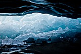 6.3.2011 Morteratschgletscher - Eistrmmer.<br />- Der Eishgel aus dem Gletscherabbruch des letzten Jahres scheint fast unverndert vor der groen Hhle berdauert zu haben. Hier im Bereich des Zugangs zeigen sich diese Eisblcke glnzend-schn abgerundet und frei von Schnee. Auch im Innern ist der Boden hart gefroren und zeigt sich pechschwarz. Die herunterhngende Decke reflektiert in dunklen Farben das wenige einfallende Licht.