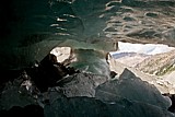 1.8.2010 Morteratschgletscher - Unten durch geschaut.<br />- Ein wenig näher gerückt und die innerhalb der Höhle freistehende Eisbrücke liegt unmittelbar vor uns. Die tief gewählte Höhe des Standorts öffnet eine neue Sicht nach außen und lässt die dem Boden zugewandte Seite im besten Licht erscheinen. Auf dem Grund sind die schmelzenden Reste des letzten, kollabierten Eisbogens sichtbar. In der Ferne erkennt man die dunkle Bergkrete des Piz Albris.