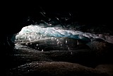 9.4.2011 Morteratschgletscher - Schmelzende Eisterrassen.<br />- Zwei Monate sind vergangen und in der kleinen Höhle beginnt das massive Bodeneis mit dem nahenden Frühling langsam zu schmelzen. Auf den schmalen wie auch weiten Terrassen haben sich Wasserlachen gebildet. Das eingestreute Licht betont die Eiskanten der steilen Kaskaden und schimmert als Lichttupfer auf den größeren Wasserflächen. Weiter im Innern verlieren sich die letzten wahrnehmbaren Brauntöne im düsteren Nichts.