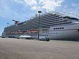 In Olbia lag das Riesenkreuzfahrtschiff "Carnival Breeze" vor Anker. Dies könnte in etwa die Grösse sein von der gekenterten "Costa Concordia".